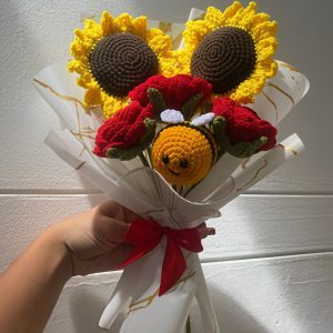 ramo 3 rosas, 2 girasoles y 1 abeja