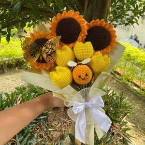 ramo 4 tulipanes, 3 girasoles y 1 abeja