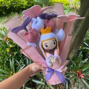 ramo 5 tulipanes, 4 lirios pequeños y una virgen