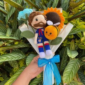 ramo 1 girasol, 1 rosa, 1 abeja y messi