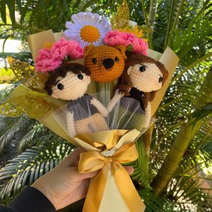 ramo 2 peonias, 1 margarita, 2 personas personalizadas