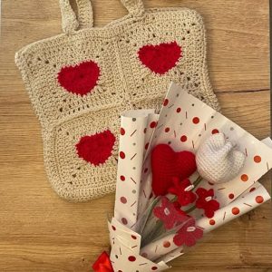 bolso corazón + buquet de flores